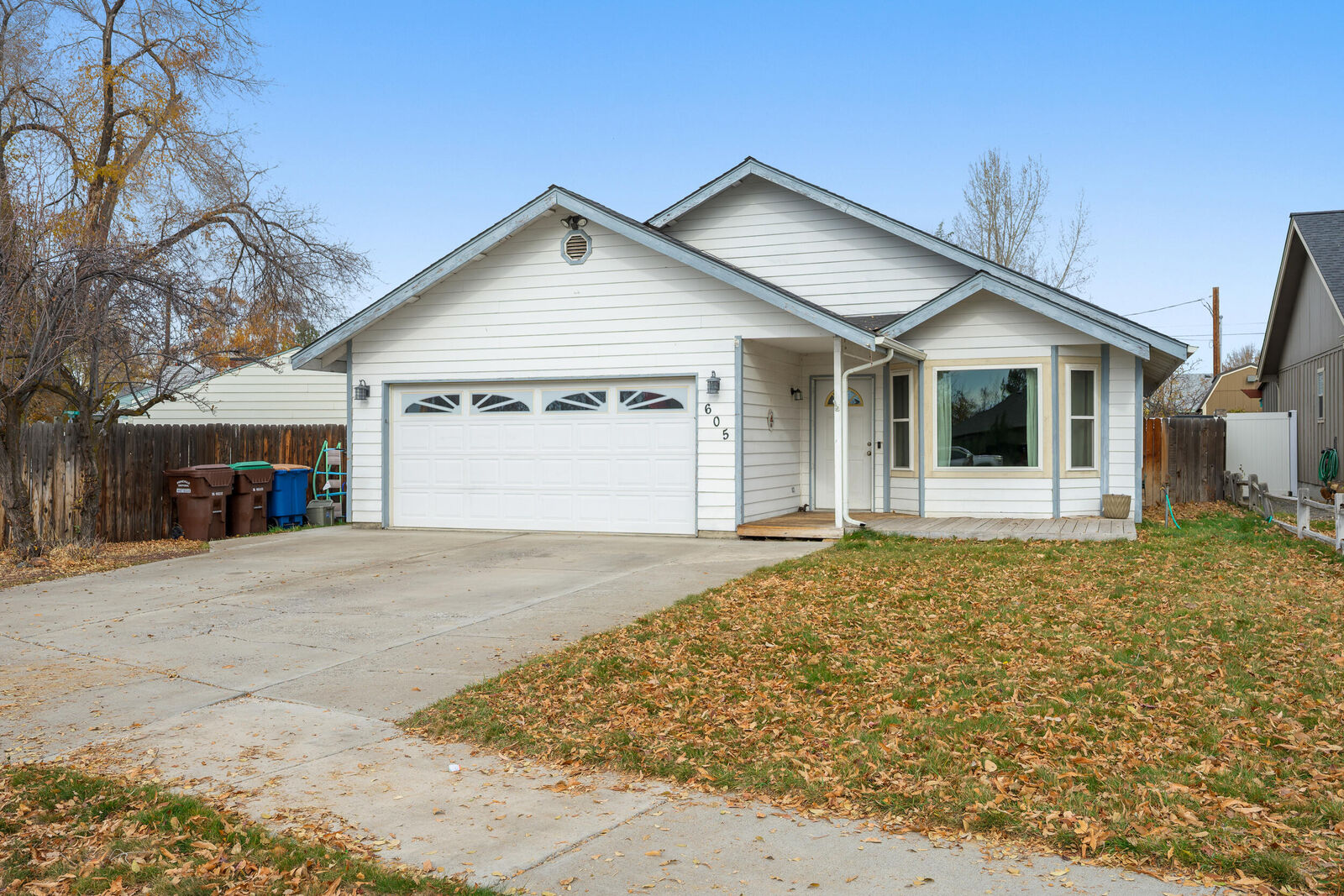 Property Photo:  605 NE Ochoco Avenue  OR 97754 