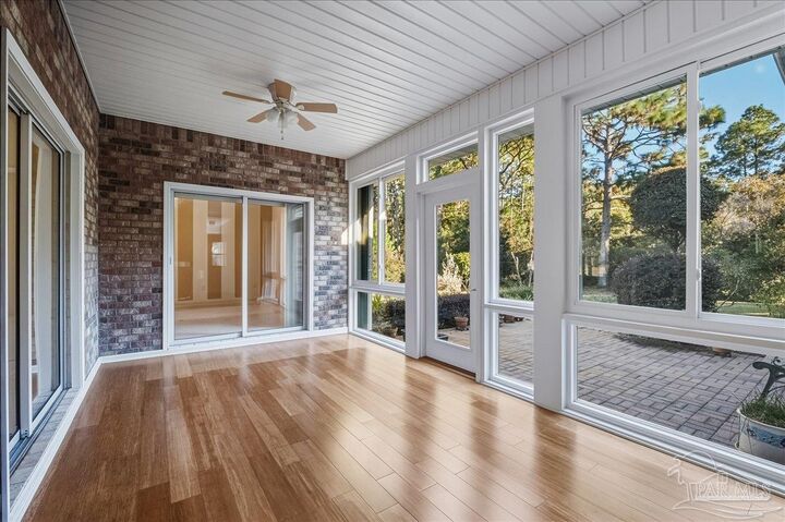 Property Photo: 2500 Crescent Pl FL 32566