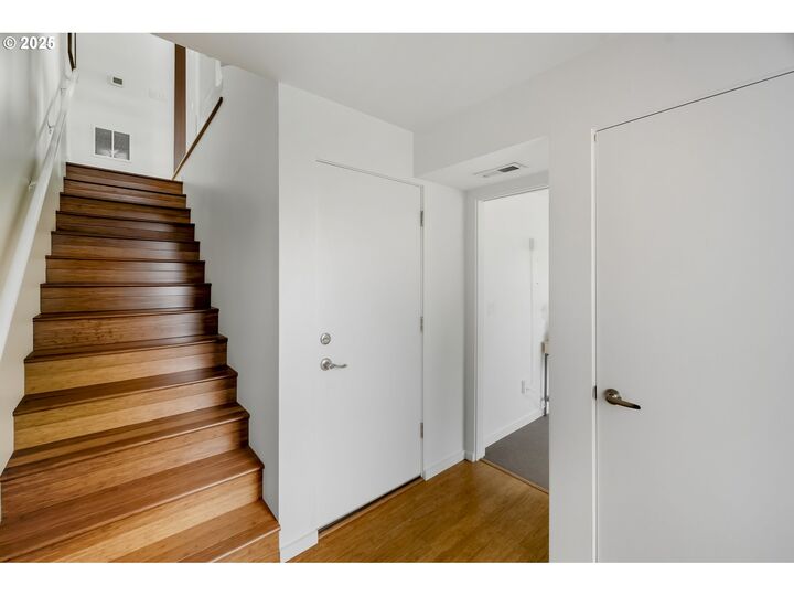 Property Photo: 1102 NE Tillamook St 5 OR 97212