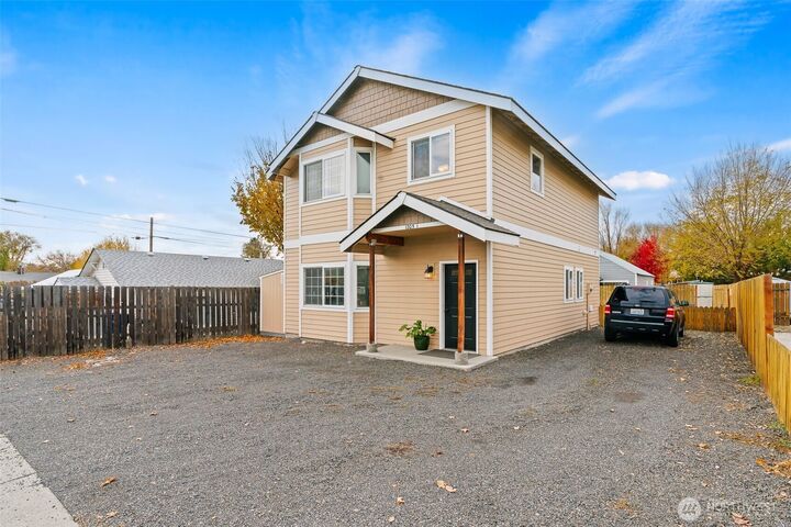Property Photo: 1205 N Okanogan Street 1&2 WA 98926