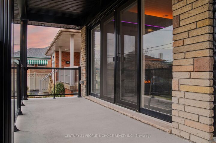 Photo de la propriété: 37 Bentworth Avenue ON M6A 1P1