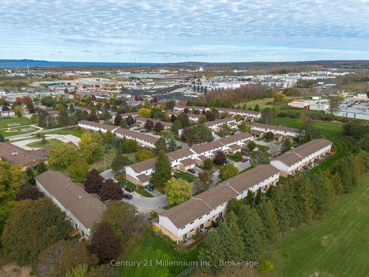 Property Photo: 62 Laurie Crescent 62 ON N4K 6C3