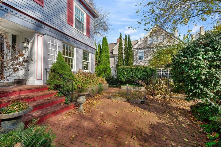 Property Photo:  8 Dunmoyle Place  PA 15217 