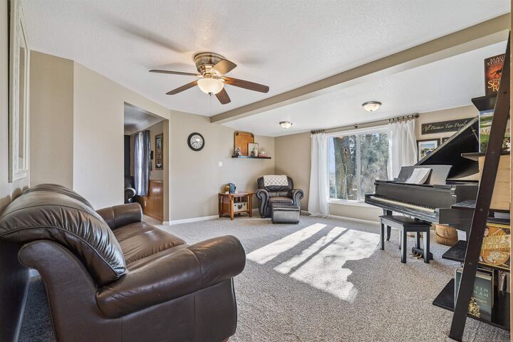 Property Photo: 1671 Jamestown Avenue IA 50644