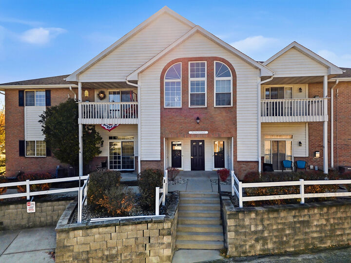 W241n2507 East Parkway Meadow Cir 6  Pewaukee WI 53072 photo