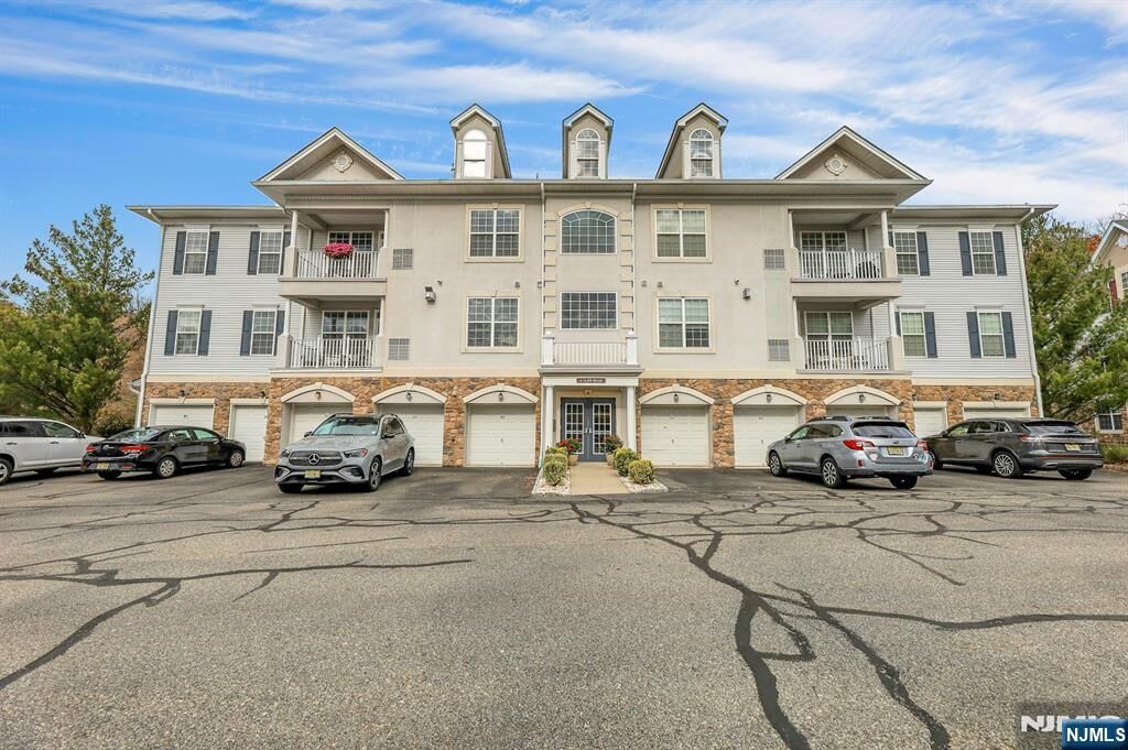 Property Photo:  6 Cliff Road D2  NJ 07424 