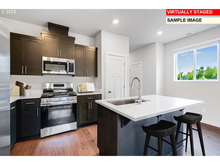 Property Photo:  4015 SW McKinley St  OR 97080 