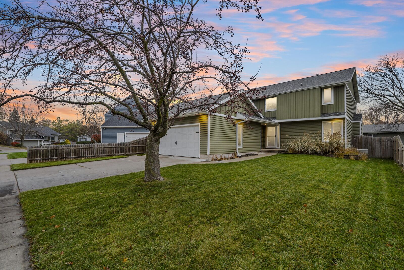 Property Photo:  2516 White Oak Drive  IA 50014 