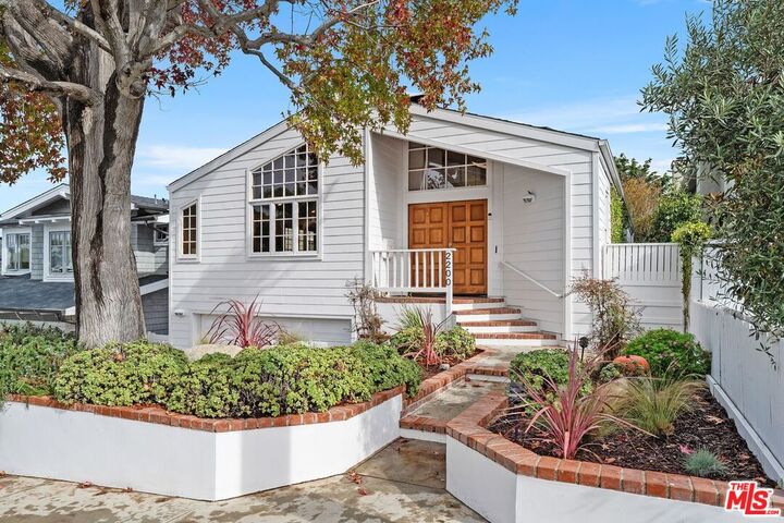 Property Photo: 2200 N Poinsettia Ave CA 90266