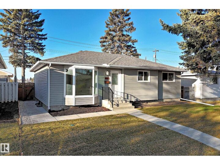 Photo de la propriété:  8108 163 St NW  AB T5R 2N3 