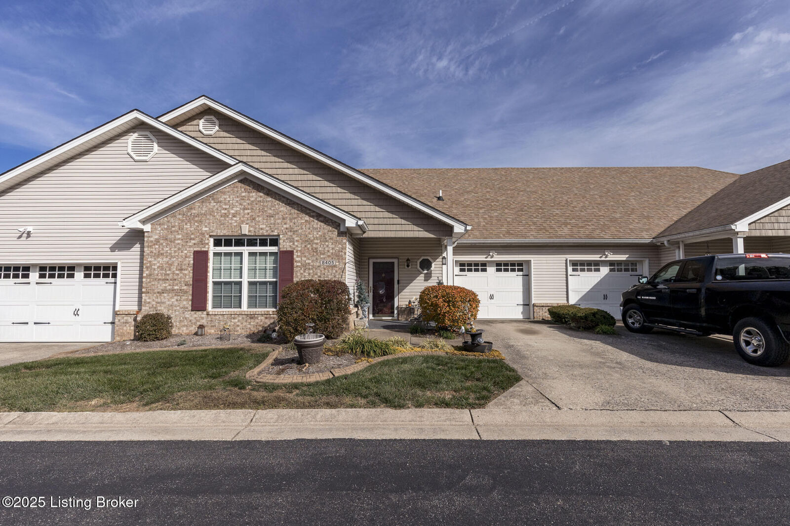 Property Photo: 8405 Moss Garden Dr KY 40219