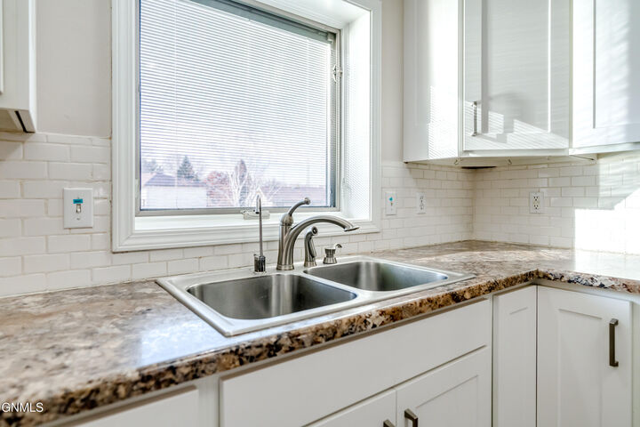 Property Photo:  1700 Volk Drive  ND 58501 