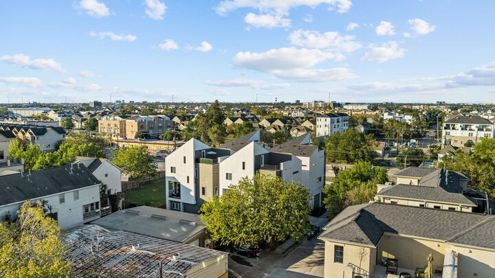 Property Photo:  911 Thompson Street  TX 77007 