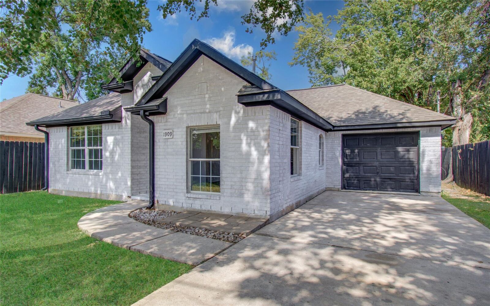 Property Photo:  1909 Melbourne Street  TX 77026 