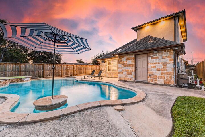 Property Photo:  402 Avenue H  TX 77587 