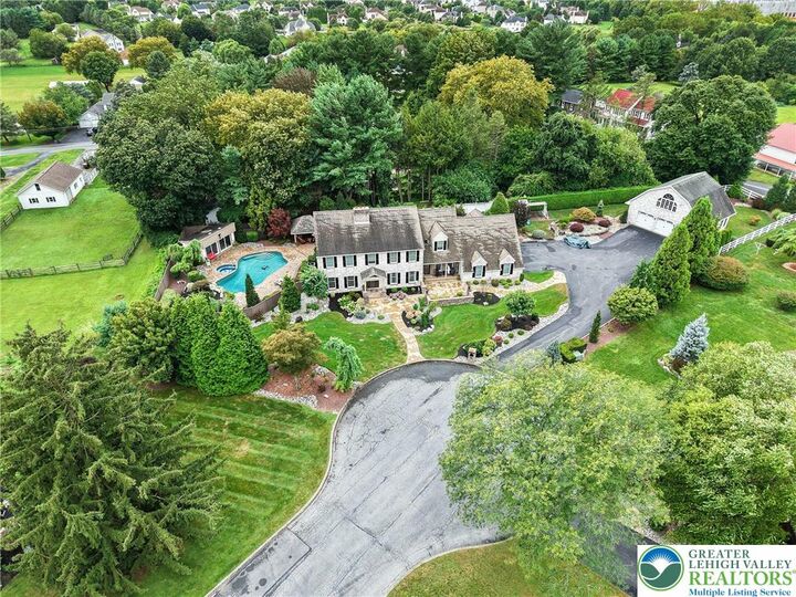 Property Photo:  8 Harding Court  PA 18045 