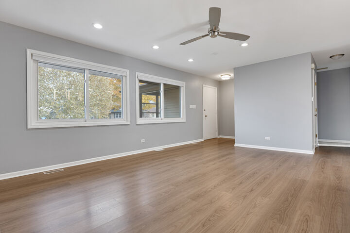 Property Photo: 940 Victoria Lane IL 60007