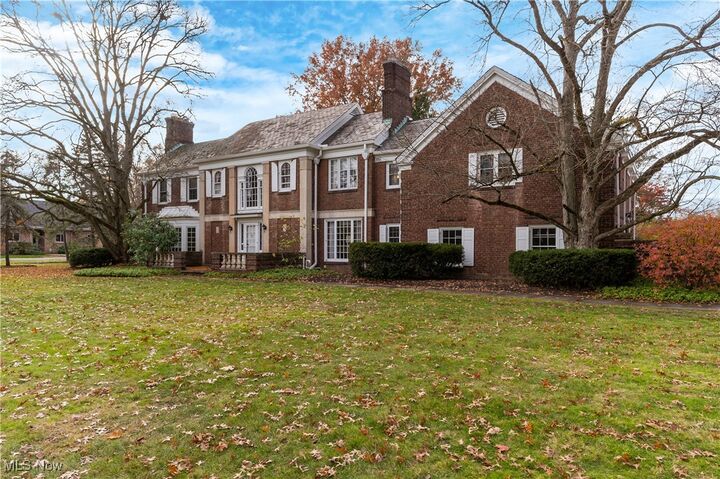 Property Photo:  391 Golf Drive NE  OH 44483 