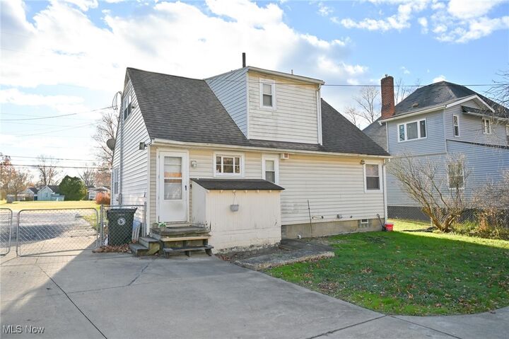 Property Photo:  1728 Parkman Road NW  OH 44485 