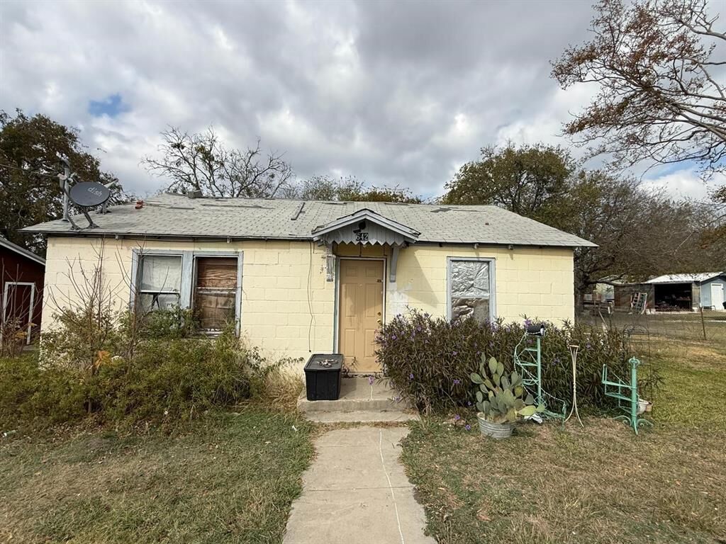 Property Photo:  642 E Lumpkin Street  TX 76665 