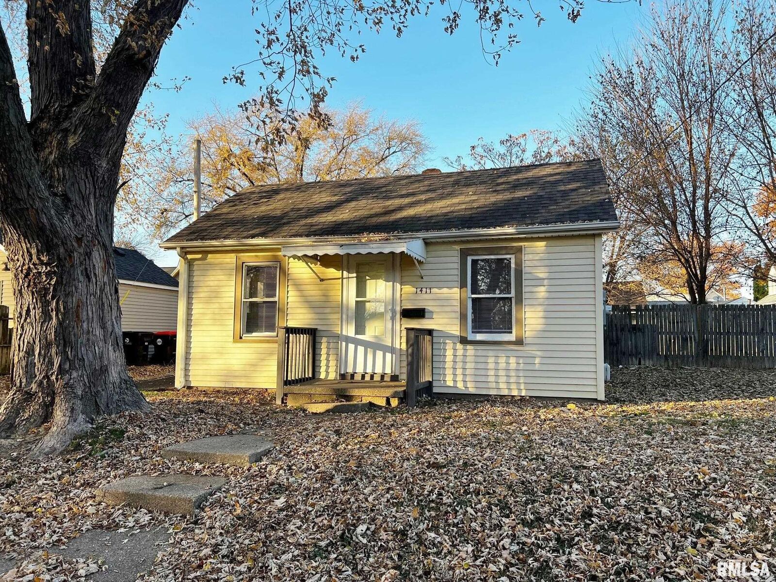 Property Photo:  1411 E Crestwood Drive  IL 61614 