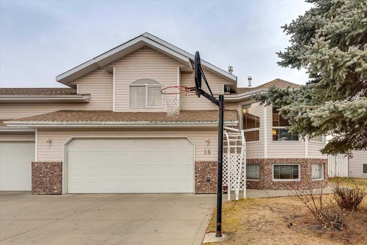 14 Lawrence Crescent  Red Deer AB T4R 2P2 photo