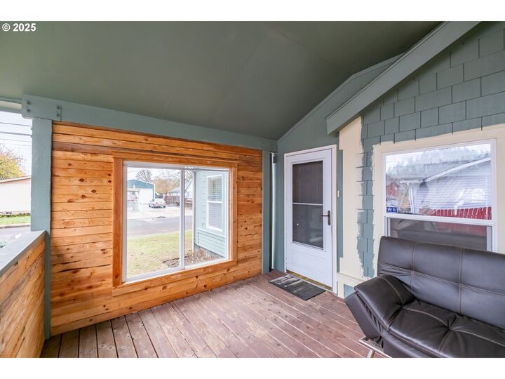 Property Photo:  1065 23rd Ave  OR 97386 