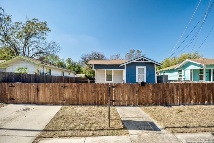 Property Photo: 1519 N Sabinas TX 78207