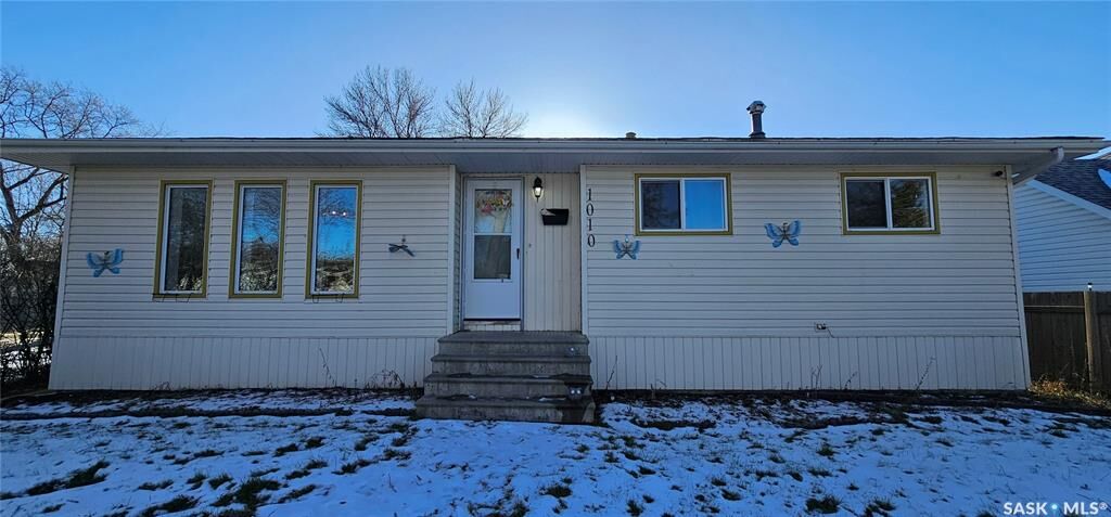 Property Photo: 1010 104th Avenue SK S0E 1T0