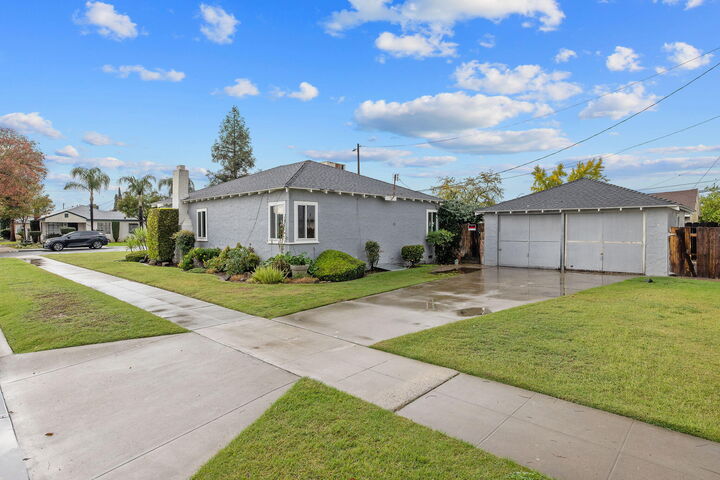 Property Photo: 3021 E Simpson Avenue CA 93703