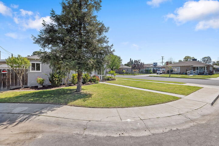 Property Photo:  3021 E Simpson Avenue  CA 93703 