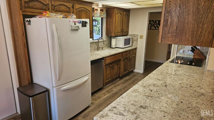 Property Photo:  2608 Cheshire Drive  CA 93309 