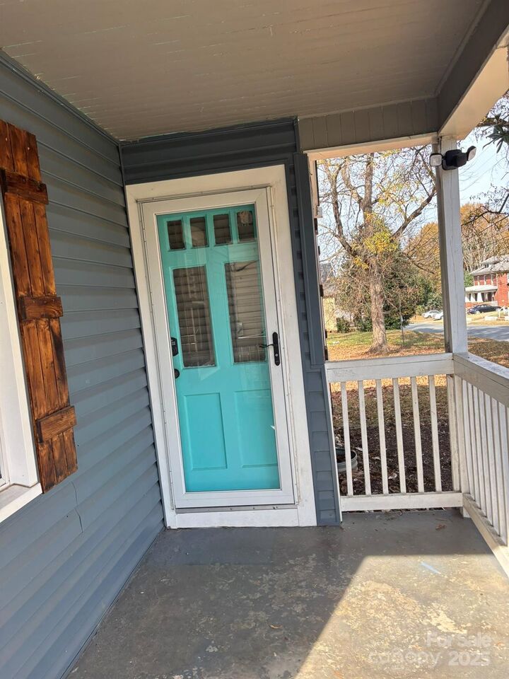 Property Photo:  827 W Horah Street W  NC 28144 