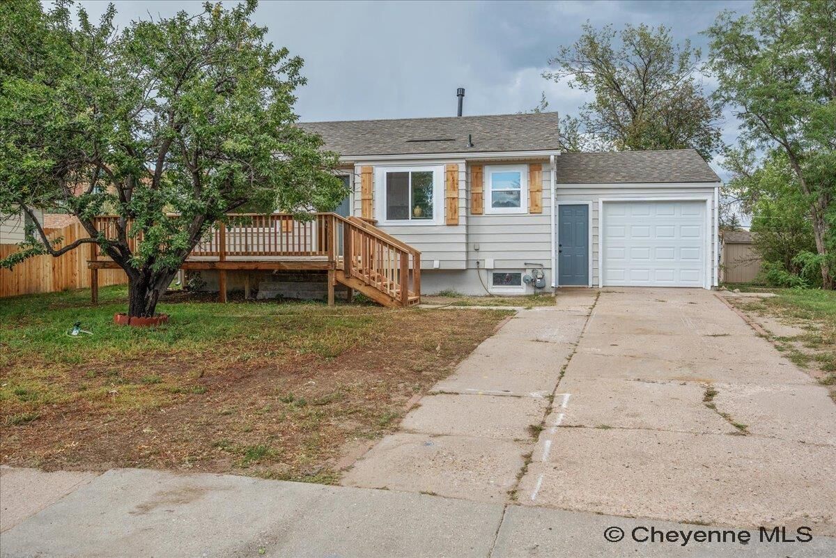 Property Photo: 1551 Oak Ct WY 82001