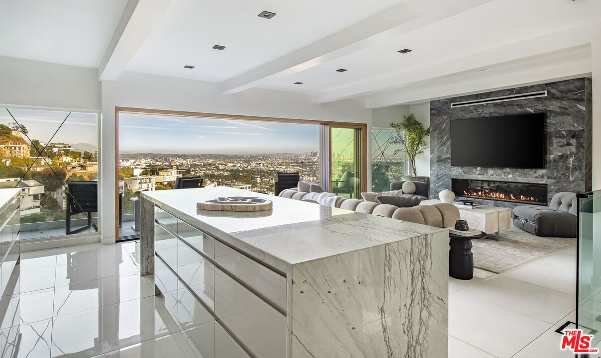 Property Photo:  8638 Hollywood Blvd  CA 90069 