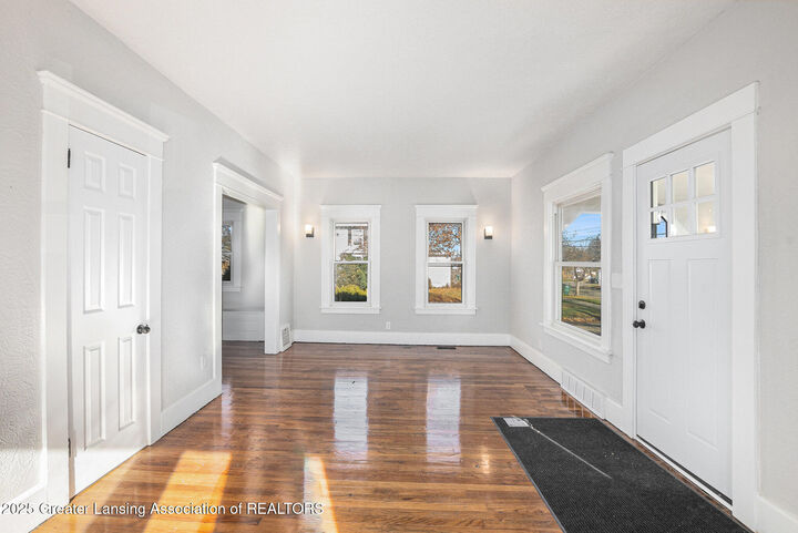 Property Photo:  1919 N East Street  MI 48906 