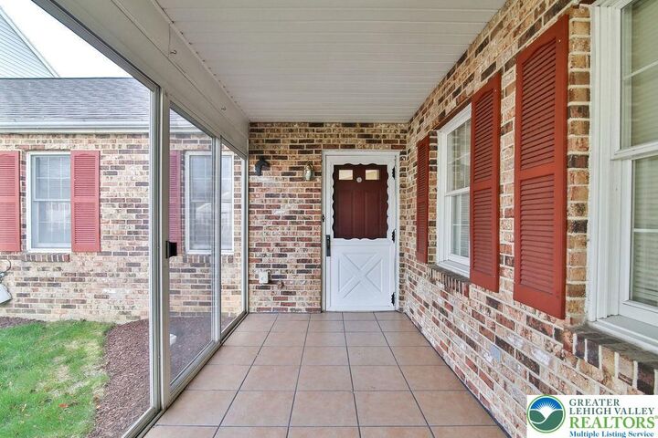 Property Photo:  3 Fort Lee Court  PA 18040 