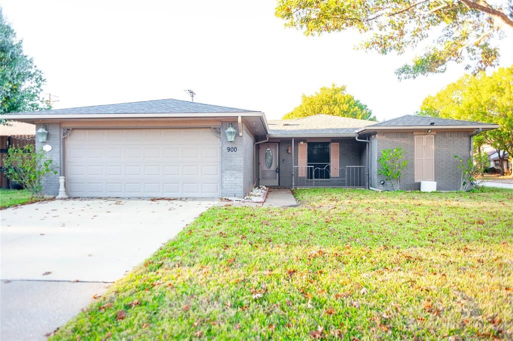 Property Photo: 900 Savannah Drive TX 75119