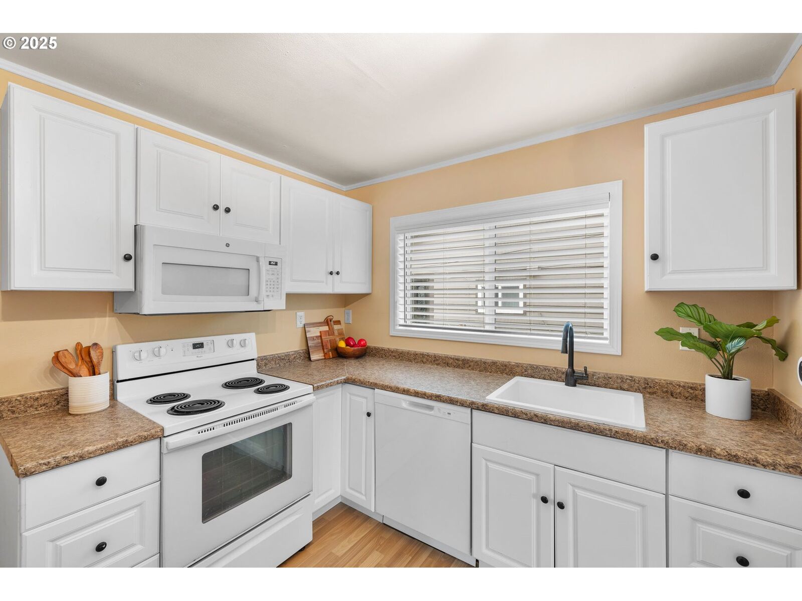 Property Photo: 7643 SE Market St OR 97215