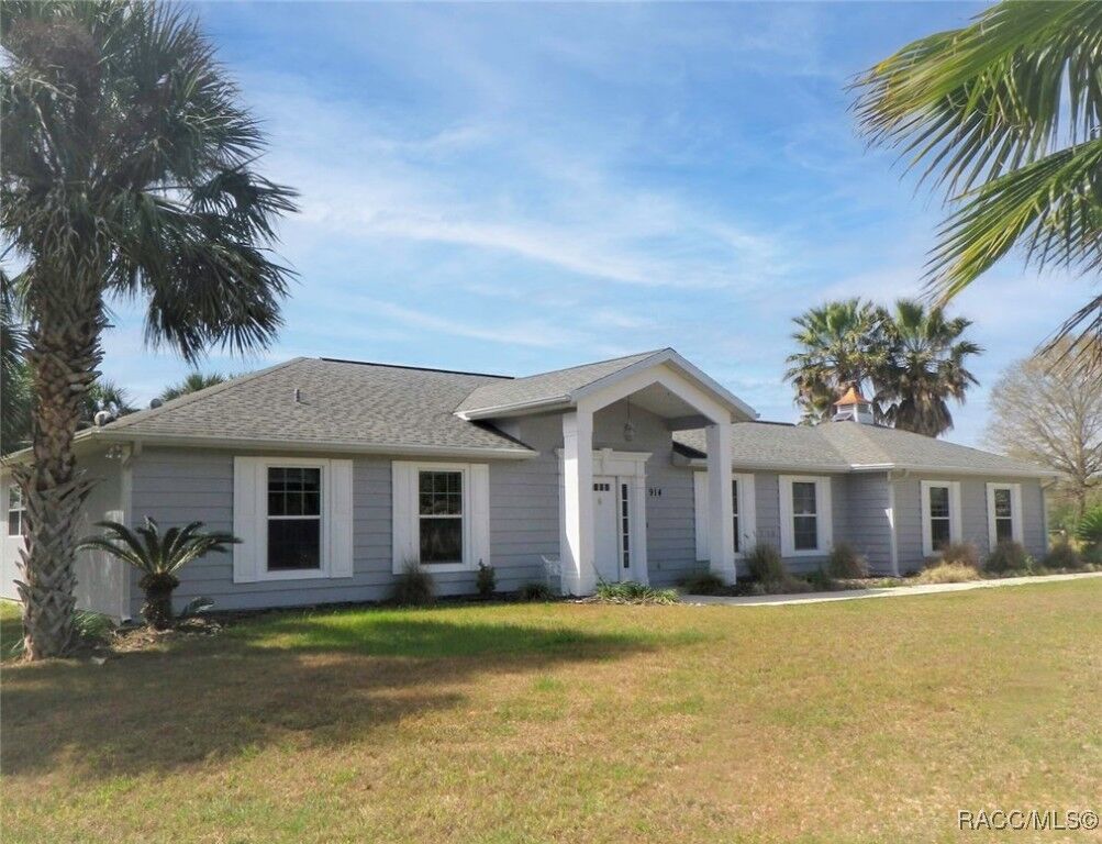 Property Photo: 914 N Country Club Drive FL 34429