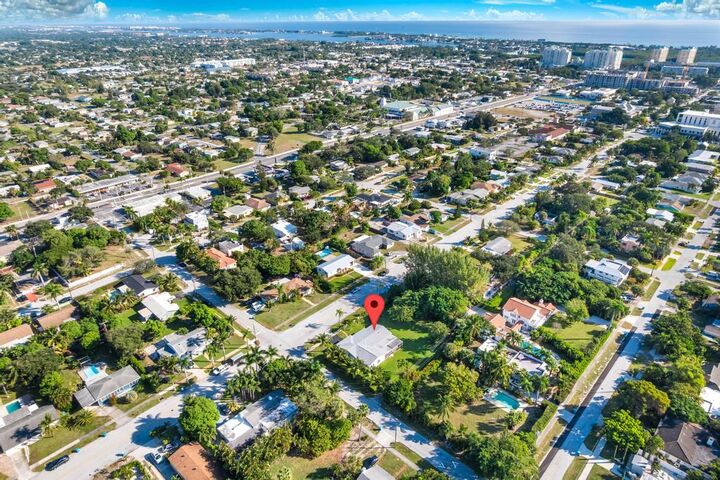 Property Photo:  330 W Ocean Avenue  FL 33435 