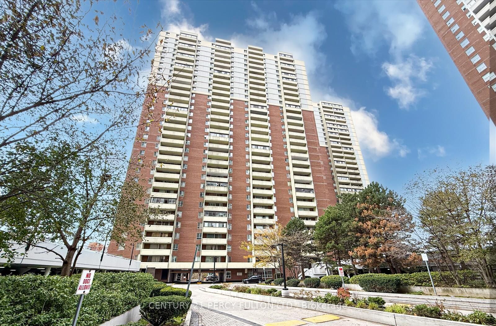 Photo de la propriété: 1 Massey Square 605 ON M4C 5L5