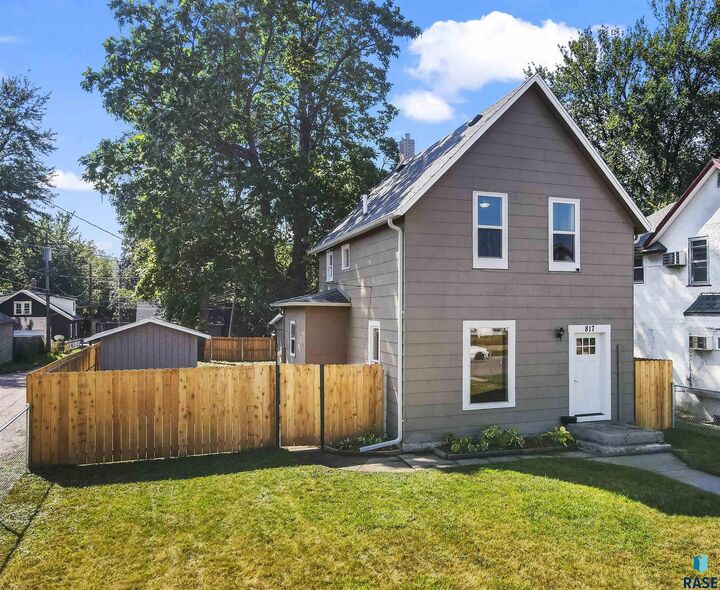 Property Photo:  817 W 12th St  SD 57104 
