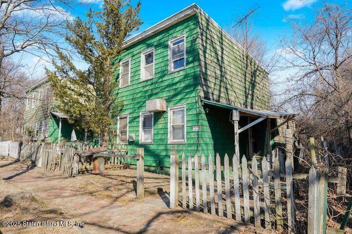 Property Photo:  83 Kreischer Street  NY 10309 