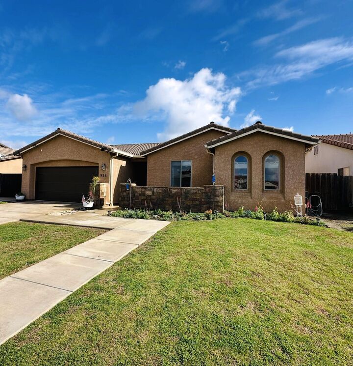 Property Photo: 936 N Red Oak Street CA 93257