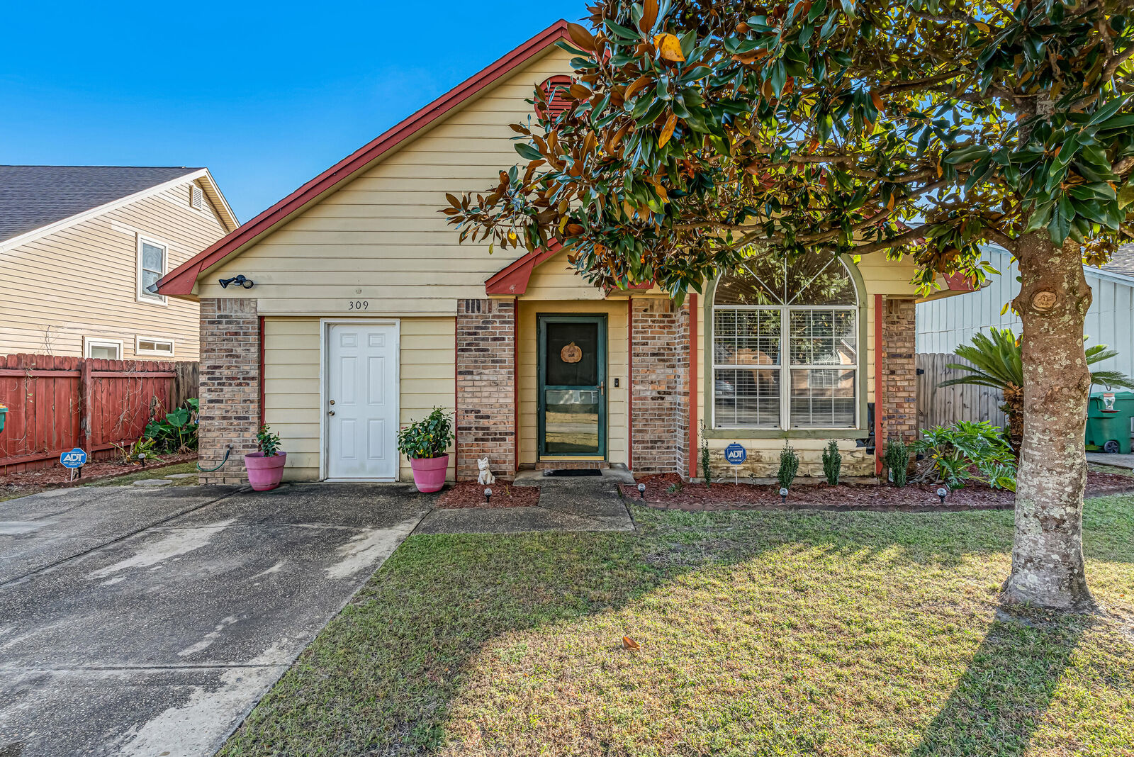 Property Photo:  309 Woodland Park Circle  FL 32569 