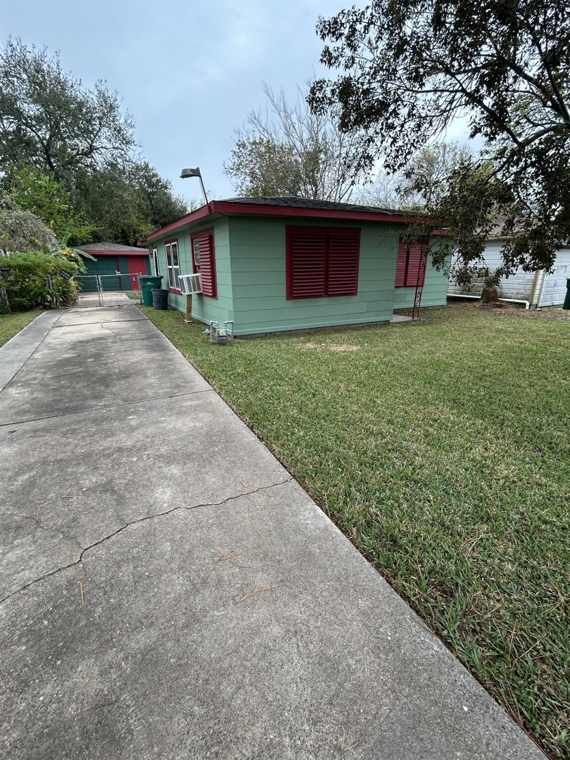 Property Photo:  2109 Briar Lane  TX 77568 