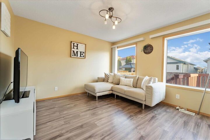 Property Photo: 88 Kinlock Lane MB R3T 6B2