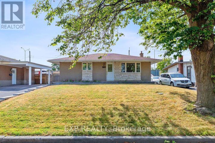 Property Photo: 2536 Roman Avenue ON K2B 7X9