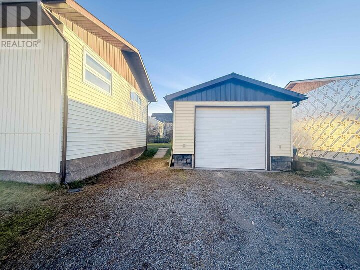 Property Photo:  63 Peter Street West  ON P9N 3R4 